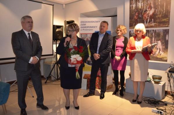 grupa dzieci na sali w muzeum