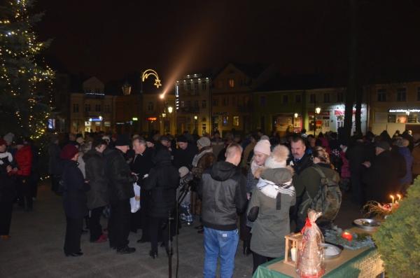 grupa ludzi na rynku miejskim