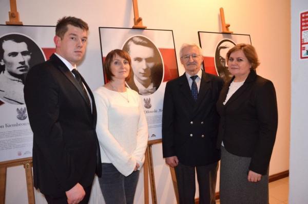 grupa dzieci na sali w muzeum