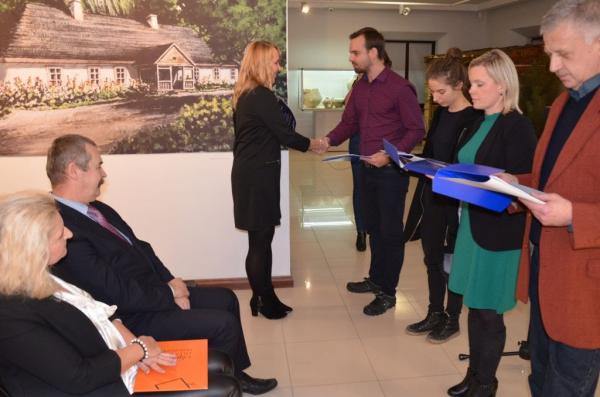 grupa osób na sali w muzeum