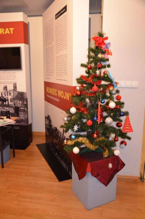 choinka na sali w muzeum