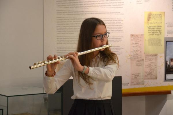 dziewczyna z instrumentem