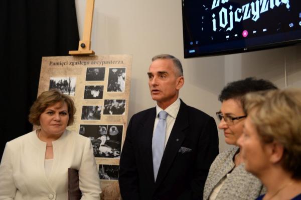 grupa osób na sali w muzeum