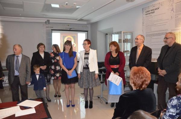 grupa osób na sali w muzeum