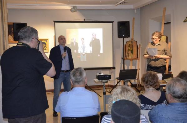 grupa osób na sali w muzeum