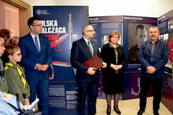 grupa osób na sali wystawowej
