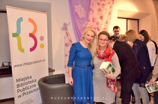 dwie osoby na sali muzeum