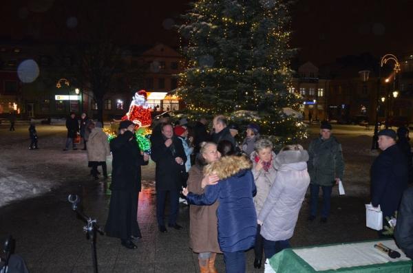 grupa osób na rynku miejskim