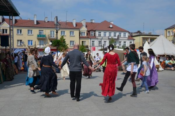 grupa tańczących osób na rynku miejskim