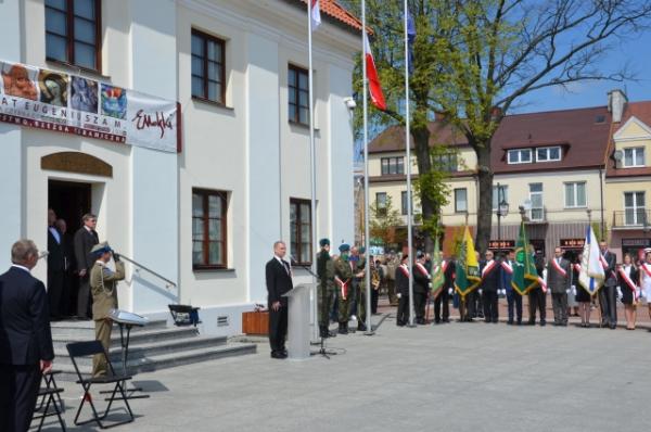 grupa osób na rynku miejskim