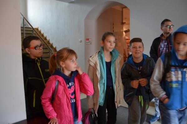 grupa dzieci w budynku muzeum
