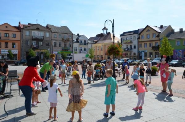 grupa dzieci na rynku miejskim