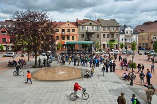 grupa osób na rynku miejskim