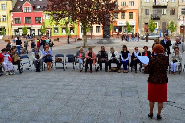 grupa osób na rynku miejskim