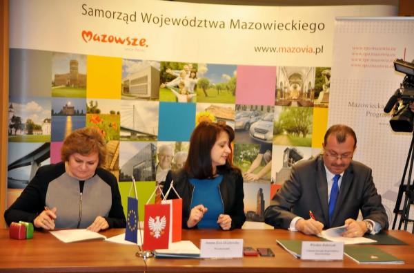 trzy osoby podpisujące umowę