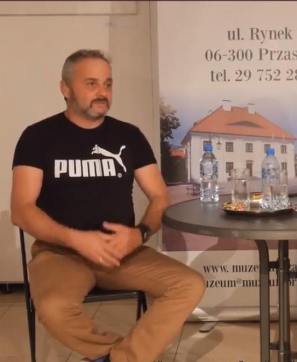 osoba przy stoliku