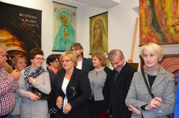 grupa osób na sali wystawowej