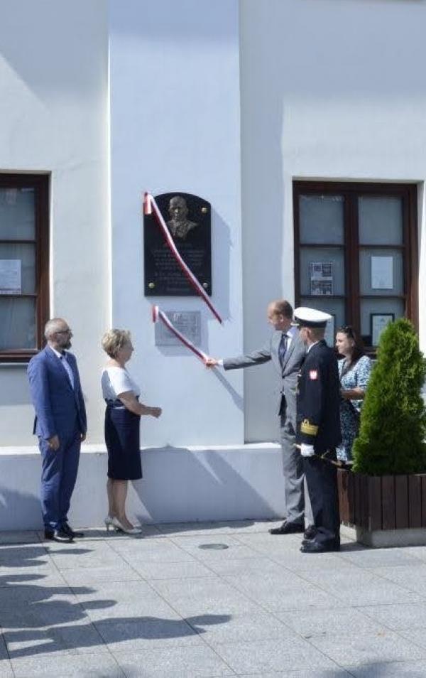 osoby stojące przed tablicami
