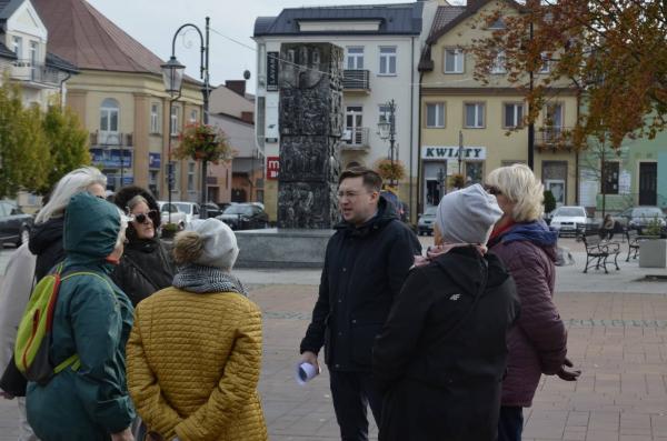 Grupa osób przed pomnikiem