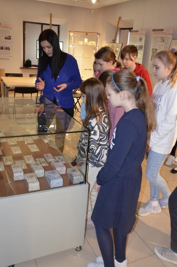 Dzieci podczas zajęć w muzeum