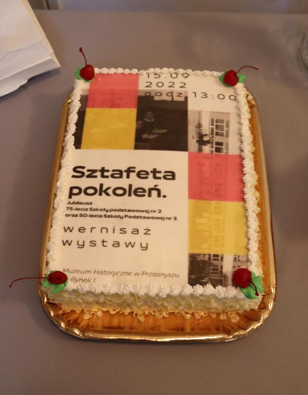 Tort z tytułem wystawy.