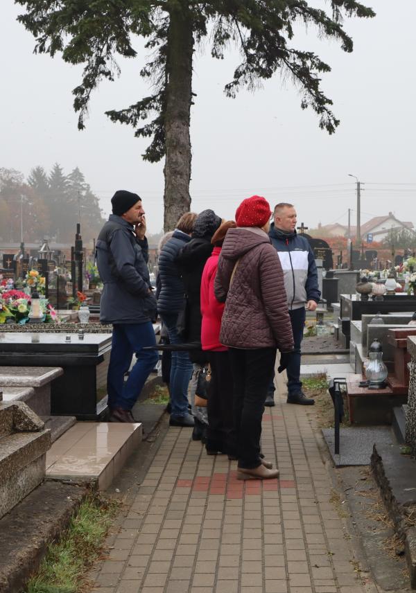 Uczestnicy spaceru na cmentarzu